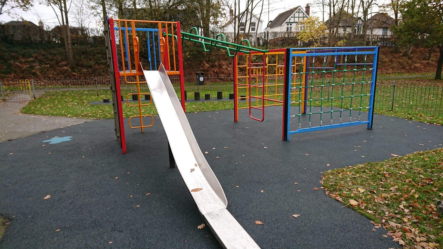 Playgrounds, play parks and play areas with a Gymnastic bar freeparks
